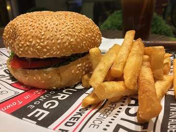 best burger in town, mulai dari roti, beef patty, sayuran, keju gaada yg failed nikmaaaat
•
alberto's burger
pvj sky level, sukajadi 137
20-75rb
10.00-22.00
•
#sundafoodie #bandung #kulinerbandung #culinarybandung #bandungkuliner #bandungculinary #alberto's #burger #cheeseburger