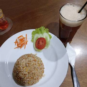 Tempatnya sih sushi tp tetep mesennya nasi goreng 😂😂😂 #gakdoyansushi