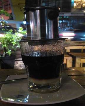 Vietnam drip. Wagoon's origin bean. Nilmatnya secangkir kopi di malam minggu ditemani sisa hujan senja. Maka nikmat apalagi yang kau dustakan?