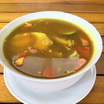 お昼ごはん。
ホテル近くの食堂で。
これはSoto  スープ
複雑なカレー味。美味しい。