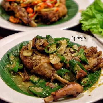 Belakangan ini lg suka banget sama bebek apalagi kalau pakai cabe yg pedes.. yg satu ini bebek tumis cabai hijau.. Pas banget buat makan siang.. 😉👍
.
.
.
📍 Bebek Edan Cak Topa, Jalan Cikajang No.38, 6, Jakarta Selatan
.
.
.
#bebek #bebekgoreng #cabai #pedas #anjayenak #anjayculinary #makananenak #makanan #makan #makanenak #makansiang #makanmakan #makanmana #jktfoodbang #jktfoodies #jktfooddestination #wisata #wisatakuliner #kulinerjakarta #kulinernusantara #kulinerindonesia #kuliner