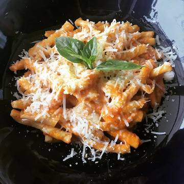 Garganelli with paprika sauce for lunch today ~ #lunch #canggu #batubolong #rosmarina #itallianfood #yummy #foodporn