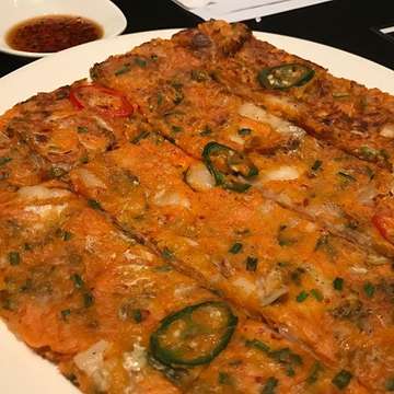 Kimchijeon.. kimchi pancake.. to be honest biasa jo klo org manado yg blg.. hehe..