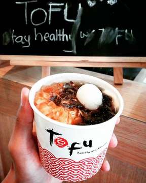 "tak usah iri, setiap orang mempunyai jatah bahagianya masing-masing..." 😊
.
.
.
Mini Tofu Pudding Original with Jelly, Longan and Pearl 👍
.
.
.
#dessert #sweet #tofu #yummy #food #foodporn #vsco #vscocam #like4like #instafood #instalike #healthyfood #healthy