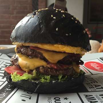 "Hungry Caveman Burger"

#burgers #charcoalbun #bigmeals #yumm #food #bandungcullinary #albertosburgerlounge