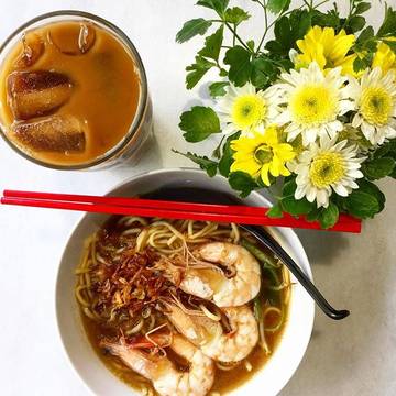 Traditional Coffee and Prawn Mee.. breakfast or brunch, the perfect choice. #mdmwongprawnmee serving at @mileybistro from 07.30-13.00 for #mileybreakfast