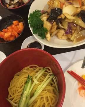 Korean noodles with sweet sour vegetables ❤️ for dinner #latepost #koreanfood #jajamyeon #gayasung #lovekoreanfood #koreanrestaurant #vegetableslover