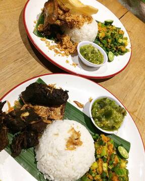 Iga bakar sambal hijau tidak pedas.. hahaha @deaaina91 #igabakar #sambalhijau #instafood #indonesian #ayamkremes