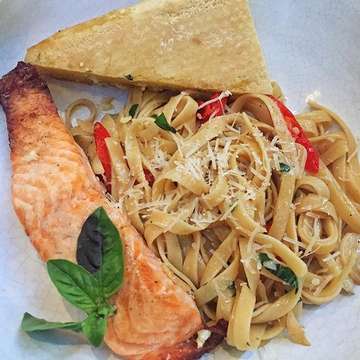 Aglio Olio with Salmon never fail.

#dining #pasta #grandhyattjakarta #seafoodterrace #aglio #salmon