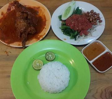 Menu malam ini Ayam Taliwang + sayur plecing. Poke @mel_pangalima #food #indonesianfood #sharefood #instafood #foodlovers #yummy #healtyfood #ayamtaliwang #dinner #sayurplecing #foodie #foodoftheday