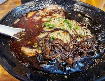 Ramen with garlic coal broth
.
#ramen #japanesefood #japanese #noodle #culinary #hakataramen #jakarta #serpong #tangerang #aeonmall #ramenvillage #ramennoodles #food #foodporn #foodlover #instafood