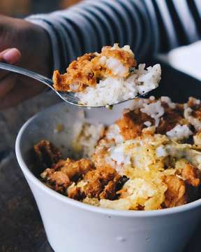 "Ini adalah Yagi Dori dengan Side Dish Butter Rice dipadupadankan dengan Tartar Sauce dan Lays"

Can you imagine the taste?
_____________________
Alamat kami ada di
@kamb.inc eatables
Jl. Ir. H. Djuanda No.420
13.00 AM - 21.00 PM

#yagiyagi #yagi #yagisnack #makanpakereceh #kulinerbdg #kulinerbandung #kulinerjakarta #food #foodnotebdg #foodstagram #lamb #explorebandung #ricebox #redbox #allaboutbandung #duniakulinerbandung #duniakulinerbdg #infobdg #infokuliner #foodstagram #lambinthebox #letsgoeat #bandungfoodies #culinarybonanza #bandung #makanan