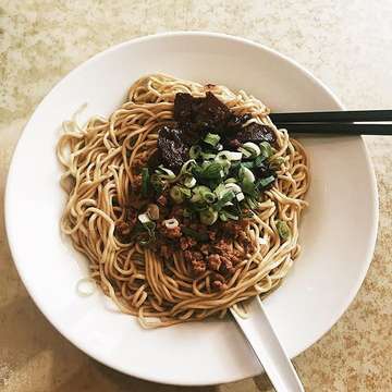 Pork Noodle ________________________________________________
💸 IDR 28k
🌟 3/5
📍Bakmi Aloi, Jakarta 
#yummyeaters #marimakan #foodporn #foodblogger #jktfoodie #food #foodie #foodporn #yum #yummy #eat #starving #kuliner #delish #delicious #foodism  #followus #igers #instagrammers #instafood #foodforfoodies #picoftheday #ilovefood #ilovesharingfood #foodheaven #chinesefood  #kulinerjakarta #foodism #icapturefood