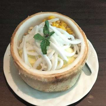 Had Durian Ice Cream few of days ago, served inside coconut with thai sticky rice, peanut, coconut and crispy garnish 😋😋😋 #latepost #durianicecream #tamnakthaimenteng #foodphotography #foodies #foodexplorer #thaifood #dessert