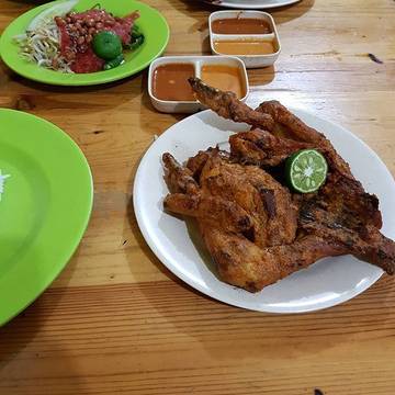 Ayam bakar taliwang 2 ekor + plecing kangkung = begah 😎😆😌