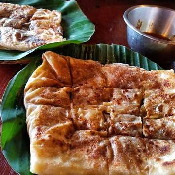 Day 71: Seminyak, INDONESIA | 2nd lunch was roti. Garlic and onion roti. Apple and cinnamon the other. Nomz. #LLcoolJmoonENG #justkeepeatENG #nofilter #eeeeeats #eater #tastingtable #feedfeed #f52grams #nomnomnom #vscofood #foodstagram #vscotravel #wanderlust #letsgosomewhere #travelindonesia #bali