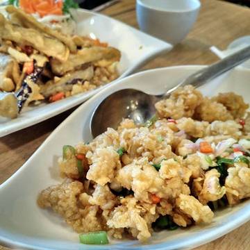Kalo lagi bingung mau makan apa, pasti Ta Wan jadi andalannya.
In frame: Cumi 3 Rasa featuring Terong Lada Garam. Dari ga suka terong gara2 makan ini jadi doyan, dan ketagihan! #foodgasm #foodporn #seafood