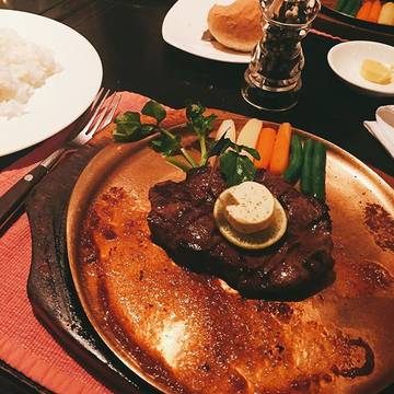 🐰
#앙구스 #앙구스스테이크하우스 #추억의앙구스 #스테이크 #저녁 #맛스타그램 #먹스타그램 #자카르타#angussteak #angushouse #senayancity #steak #tenderloin #ribeyesteak #dinner #foodstagram #jakarta
