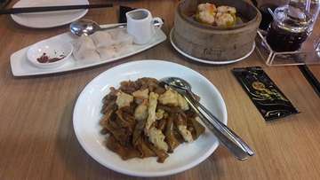 #latepost 🍃

The idea having Chinese Food is always exciting 🍝 🍲

#mylunch #delicious #chinesefoods #Theduckking #seafoodkwetiaw #dimsum #siewmai #shrimpchangfan #asianfood #nice #taste