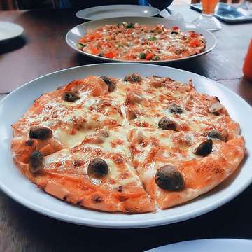 PIZZAAAA!!!~~~
*Squeal*

#pizza #food #love #food #instagram #gourmet #italy #italian #foodie #mushroom #cheese #mayo #chicken