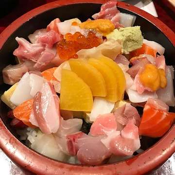 Meet my beautiful bowl of Toku Jyo Chirashi 🤑
.
.
#sumire #chirashi #eeeeeats #foodporn #japanese #uni