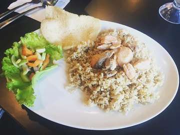 Menikmati makan siang dengan salmon fried rice yang lumayan lezat #salmon #fish #ikan #jakarta #kulinerjakarta #food #nasi #nasigoreng #friedrice #rice