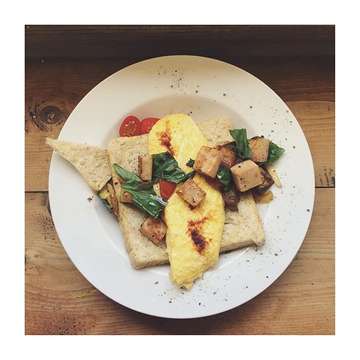 What suits my palate better: basic & unpretentious food 🍞🍳🌿