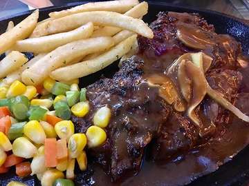 Sirloin Steak with black pepper sauce 😋Well Done 👍🏻Nom Nom 😋