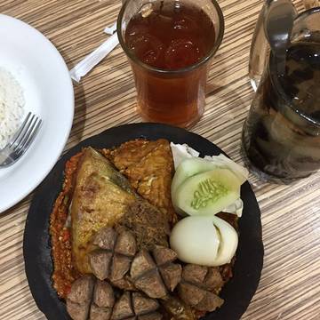 Happy lunchyyyyy 🤤🤤
🌶🌶🌶🌶🌶
.
.
.
.
#jajan #makandiluar #eat #sukapedas #penyet #instafood #makanenak #delicious #jakarta #food #kulinerindonesia