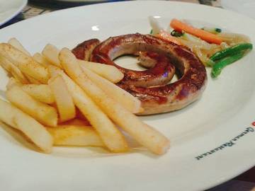 Another sausage to die for!!😍😍
.
.
.
.
.
.
.
.
#AmAFoodieBabe #FoodieOvie #foodie #sausage #germansausage