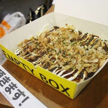 Why not to have a japanesse savoury pancake; Okonomiyaki seafood paradise🍴
•
•
•
•
#foodie #foodporn #foodgasm #foodtravel #foodaddict #foodphoto #foodaily #foodlover #foodphotography #indonesia #instadaily #instafoodie #instagood #instafood #japan #indozonefood #jktfoodbang #okonomiyaki #jakarta #jktculinary #culinary