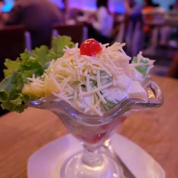 Cheese on top!
#yoghurt #salad #fruitsalad #jelly #pear #apple #pineapple #cherry #cheese #watermelon #vegetables #yummy #appetizers #dinner #culinary #kulinersby #rimeatjourney #steakhut #surabaya #fujifilm