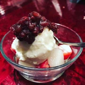 Vanilla Ice Cream, Ogura, Mochi and Mango. Perfect combination 🍨 .
.
#sumire #jakarta #japanese #jktfoodbang #eeeeeats  #dessert #ogura #vanilla #mochi