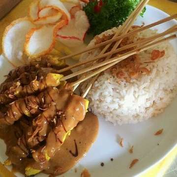 Try our chicken satay @stardelibali 
#indonesianfood #satay #chickensatay #stardeli #stardelibali #bali #balibar #indonesia