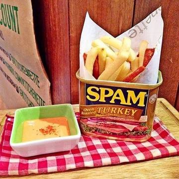 French fries with ham? Purrrfectt 👌🏼#thebasicfoodblog #singapore .
.
.
.
.
.
.
#fries #frenchfries #ham #jakarta #tb #throwback #sgeats #sgfoodblog #sgfoodblogger #visitindonesia #visitsg #instadaily #instagram #fotd #pots #picoftheday #westernfood #appetizer