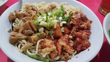 Ngebakmie... 🐖🐖🐖
.
.
.
.
#eatlikeadee #bakmibabi #porknoodle #kulinerjakarta #jakartakuliner #jakartafood #nofilter