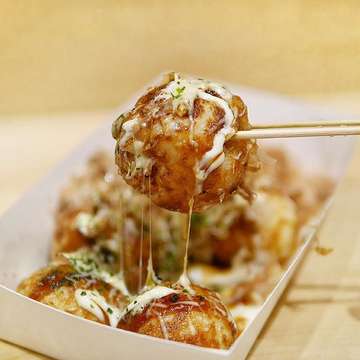 Takoyaki with cheese, kesukaan banget plus spicy mayo 👌🏻 #yamatoya #aeonmall #aeonmallbsdcity #takoyaki #octopusballs #jktfoodies #heytheresia