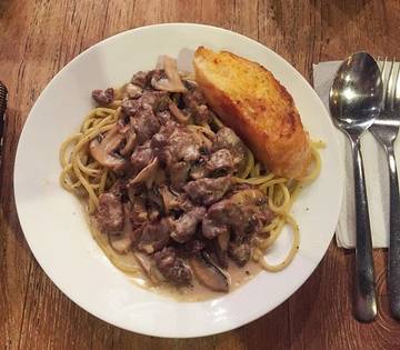 Favorit bgt.. Spaghetti don pedroooo, with creamy meat and mushroom sauce 😋😋