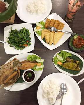 Fried fish 🐟 with sweet soy dipping sauce, fried tempeh and tofu💛,Sambal terasi 🌶Kangkung goreng 🍀and deep fried petai 💚( first time tried this way , yum), happy dinner at #jakarta 😊
#malaysiafoodblogger #foodporn #indonesia #indonesiafood#instafood #foodporn #sonianlltravel #sonianlljakarta17