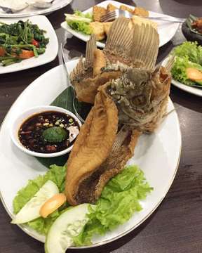 Ikan Gurame goreng , not sure what Gurame fish is but nice and tendered✨I always prefer deep fried fish 🐟 dip with kicap mania nice 👍 
#sonianlltravel #sonianlljakarta17 #foodporn #indonesiafood #gorengikangurame