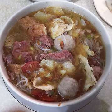 Enjoying Soto Mie Bakso yg legend itu...
#sotomiebaksosarodja #sotomie #sotomiesarodja #sotomiebakso
