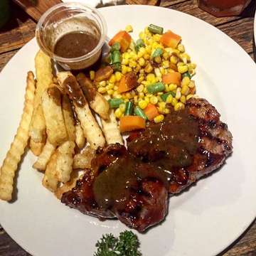 Gue: mas,pesen tenderloin import 200gram,pakai saus black paper ya..trus roastingnya well done aja..untuk sidedish nya french fries ja ya jgn mash potatoes..diirisnya panjang 30x10x10 cm y mas...trus untuk minumnya lycee ice tea ya..jgn trllu dingin -15 drjt celcius ajah...udh tu ja mas..
.
Waitress: iya mas terserah lu ja..gw dh resign 😅😅😅 .
#dinner #gaya #padahalditraktir
