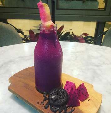 Dragon Fruit smoothie -be healthy and drink smoothie at AW Kitchen , new menu coming soon ! #jakartacocktails #askmehow #jakartacatering #cateringjakarta #jbk #catering #cocktails #jakartabarcatering #mobilebarjakarta #jakartamobilebar #kateringjakarta #jakartakatering #minumanenak #koktail #ketering #smoothieinabottle #awkitchenjkt #plazasenayan #smoothie
