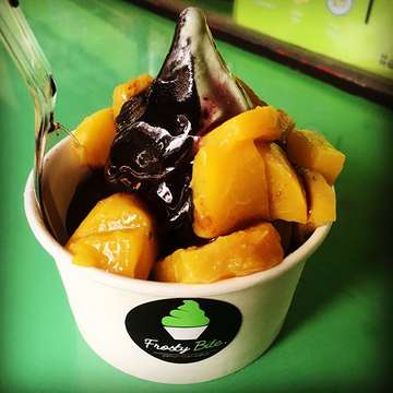 The recommended frozen yogurt in town! Excellent taste with a very reasonable price! @frosty.bite 
#myview #dessert #froyo #frozen #yogurt #black #green #mixed #fruit #topping #fresh #sweet #sour #delicious #yummy #foodgasmic #foodie #culinary #eat #bite #enjoy #life #leisure #recommended #taste #original #recipe #pic #photography #endorse