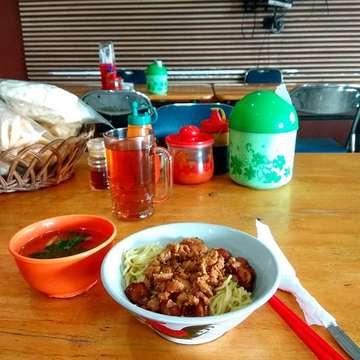 A humble mie ayam jamur for lunch. #mieayamjamur #rumahmakanotistajaya #lunch