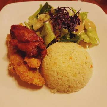 Combo 2 😍
#latepost #makanenak #tapimahal #ngemall #weekend #satnight #salsal #chicken #chickenwings #butterrice #salad #fresh #instafood #foodism #culinary