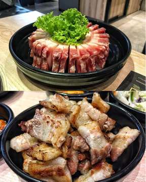Thank you for the giveaway @seoraeindonesia #SeoraeGiveaway #SeoraeSamgyeobsal #Samgyeobsal #samgyeopsal #korea #koreanfood #foodporn #food #lunch #foodie #foodies #foodiegram #latepost #likeforlike #pork #juicy #meat #delicious #foodlover #porklover #seorae