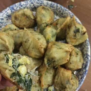 we call it Kuotie, or Jiao Zi , small fried dumplings that just so perfect for light meals, miss these babies a lot when back to my hometown. #jiaozi #kuotie #lightmeals