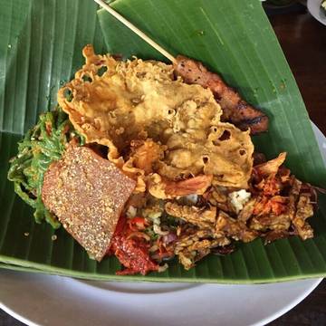 Nasi Campur Batan Waru yang super lezat #nasi #nasicampur #nasicampurbali #satelilit #sambalmatah #bali #kulinerbali #makananbali #makanankhasbali #kafebatanwaru