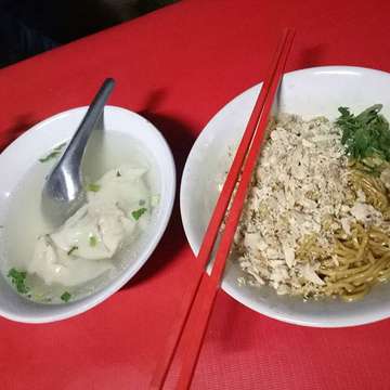 #dinner #noodle #yamienmanis #chinesefood #pangsit #wonton